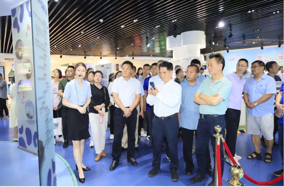 B体育在线登录丨中国人民大学河南校友会莅临B体育在线登录参观座谈