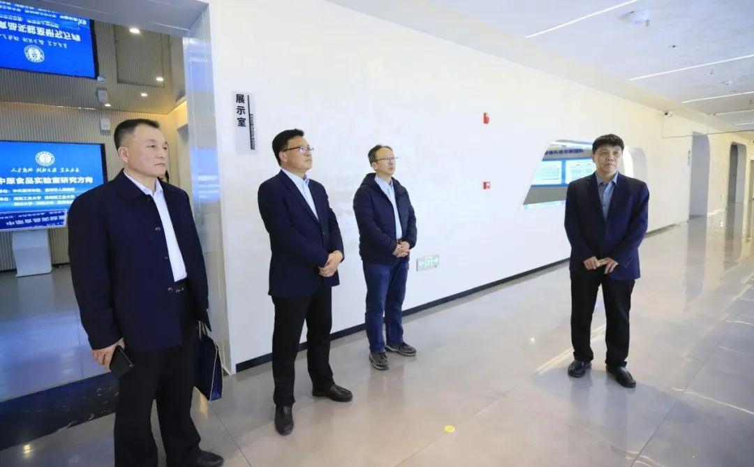 B体育在线登录乳业集团党委书记、董事长唐洪峰一行赴中原食品实验室同中国工程院院士、中原食品实验室主任任发政座谈交流