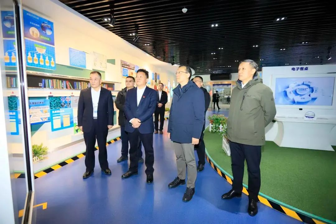 省政府国资委党委书记、主任李涛一行到B体育在线登录乳业集团调研 省政府国资委党委书记、主任李涛一行到B体育在线登录乳业集团调研