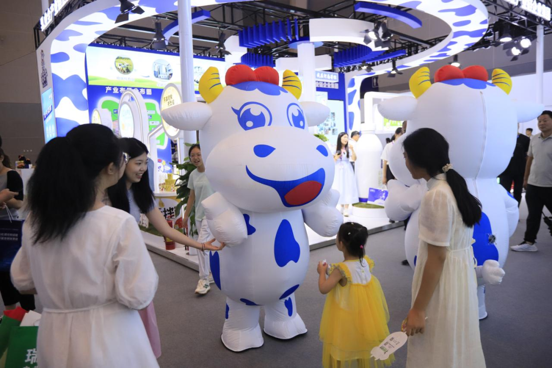 启航新征程 点亮新赛道丨B体育在线登录乳业集团参加第十四届中国奶业大会暨D20峰会，荣获“中国乳制品生产企业现代化等级5A级”评定殊荣