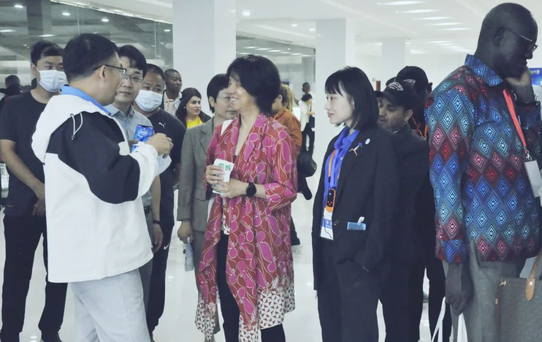 北京大学南南合作与发展学院教授、全球伙伴关系主任周咏梅一行莅临B体育在线登录平舆瑞亚牧业参观调研