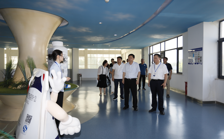 快讯|郑州市二七区委副书记、区长虎荣鑫莅临河南B体育在线登录乳业集团调研