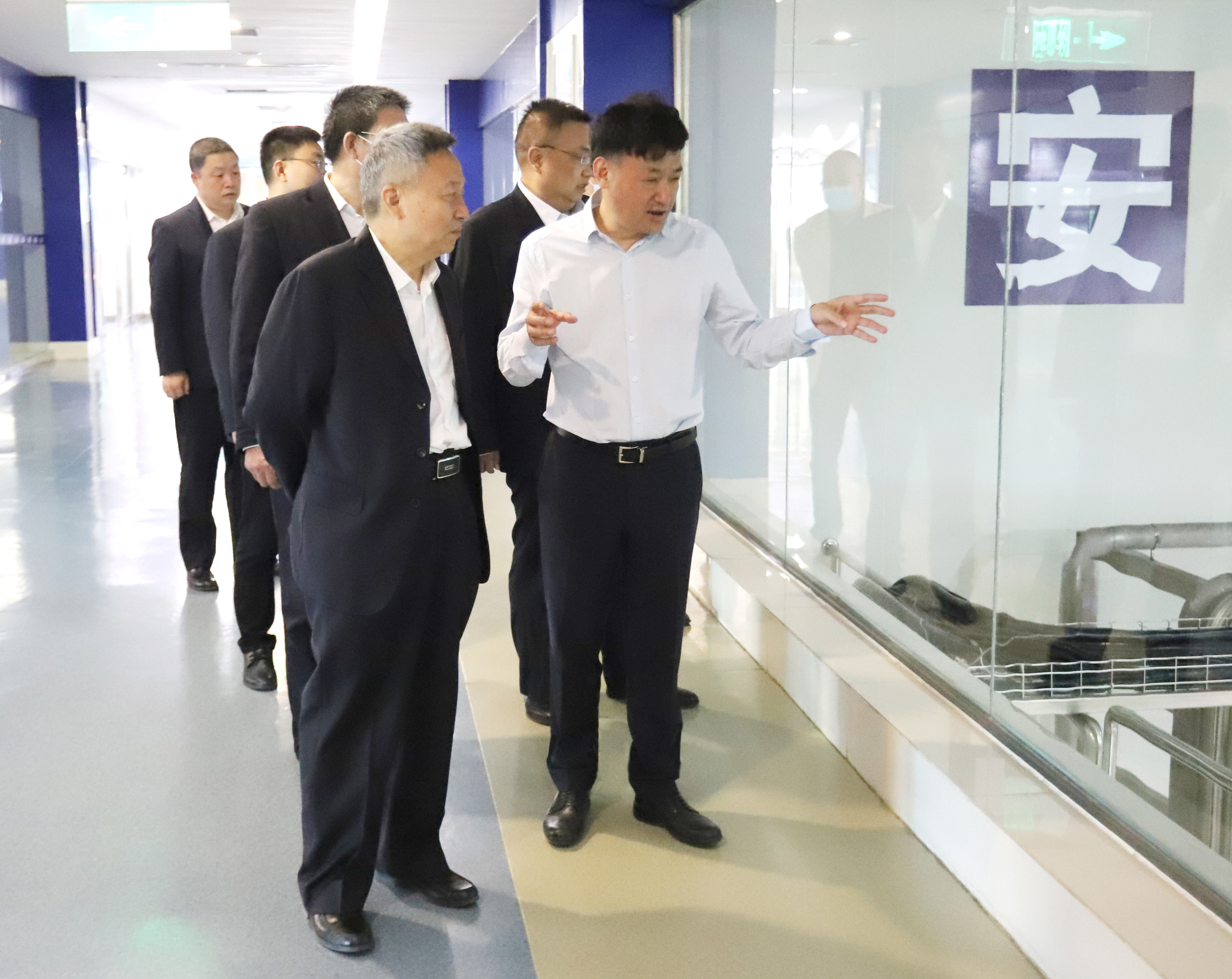 B体育在线登录乳业集团与国电河南新能源有限公司举行光伏项目合作开发签约仪式 B体育在线登录乳业集团与国电河南新能源有限公司举行光伏项目合作开发签约仪式