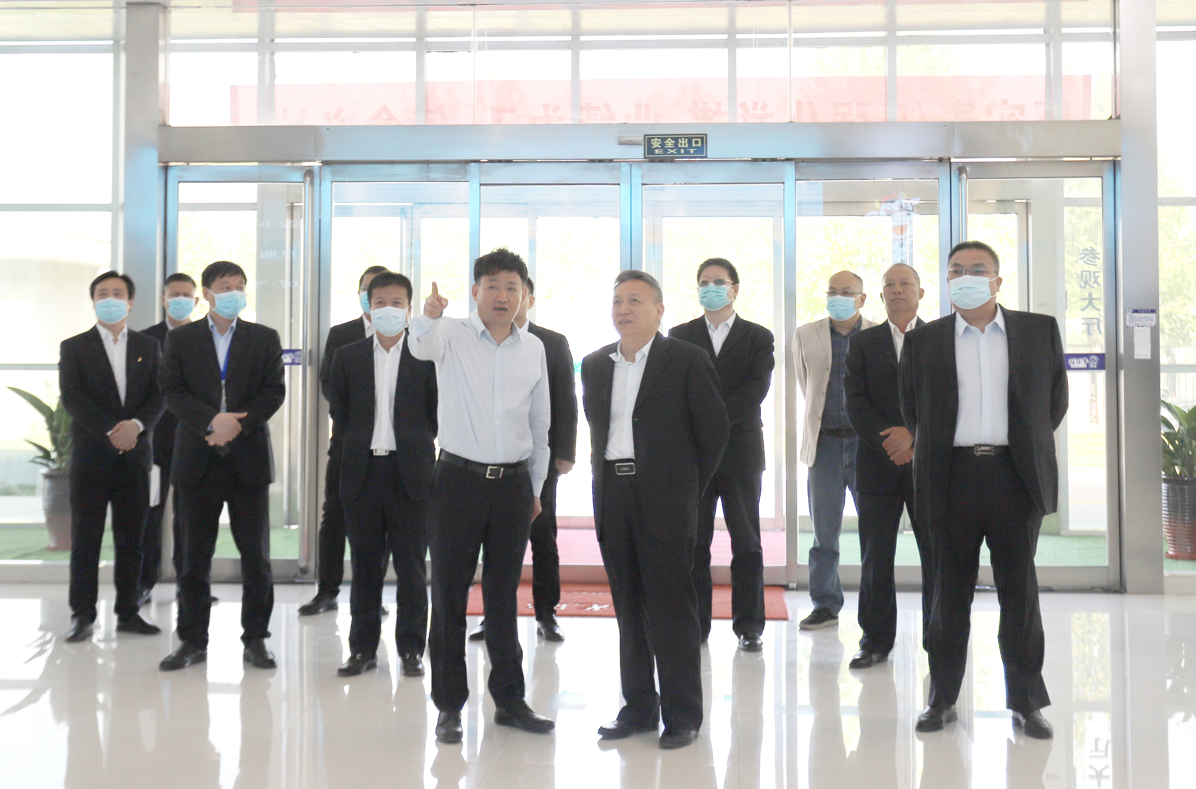 B体育在线登录乳业集团与国电河南新能源有限公司举行光伏项目合作开发签约仪式 B体育在线登录乳业集团与国电河南新能源有限公司举行光伏项目合作开发签约仪式