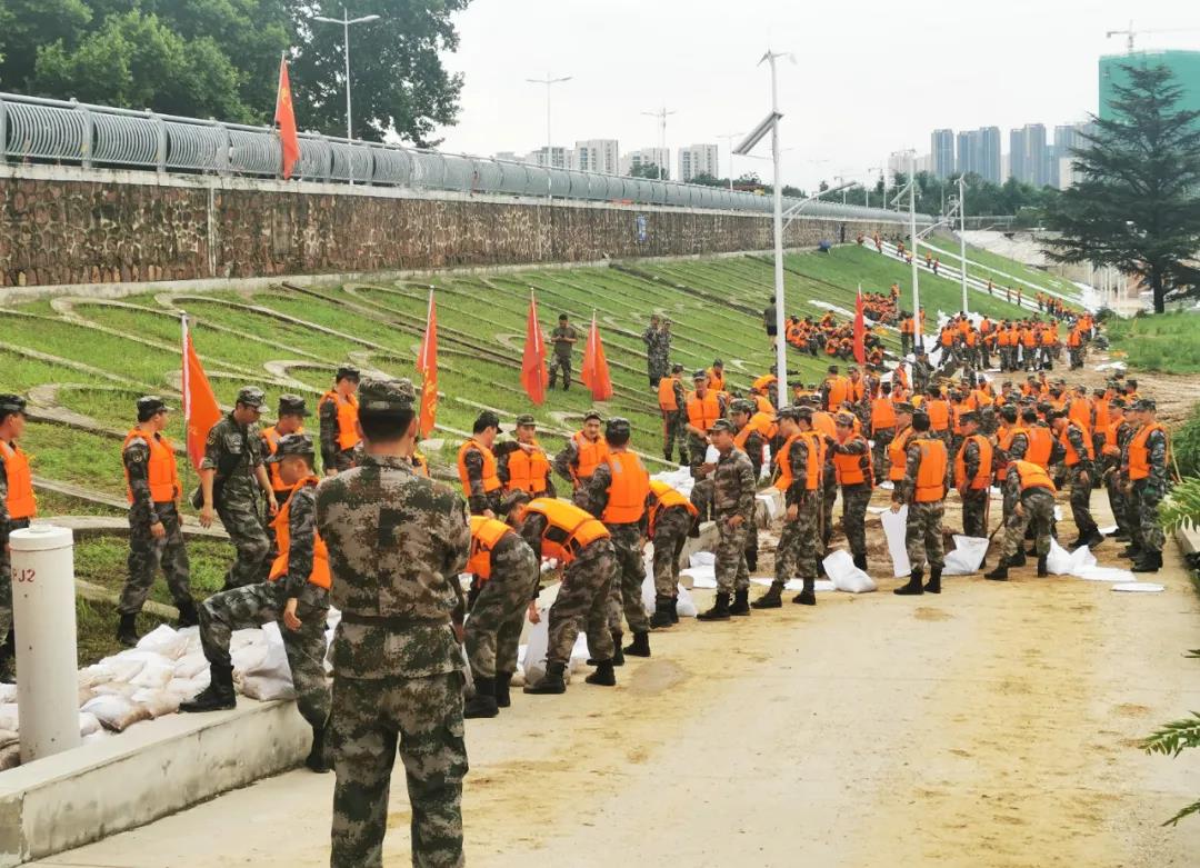 大雨无情人有情!B体育在线登录乳业慰问常庄水库抗洪抢险官兵 大雨无情人有情!B体育在线登录乳业慰问常庄水库抗洪抢险官兵