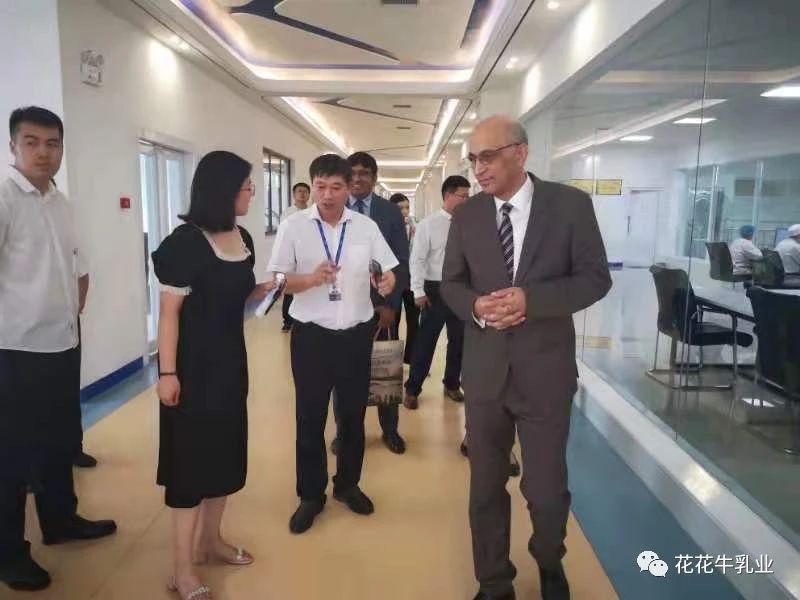 巴基斯坦驻华大使莫因·哈克 莅临B体育在线登录乳业集团参观访问