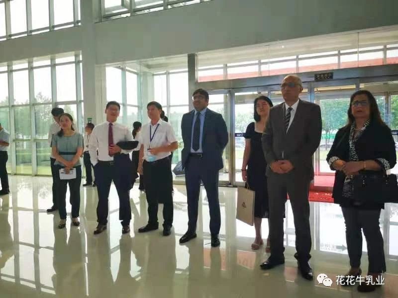 巴基斯坦驻华大使莫因·哈克 莅临B体育在线登录乳业集团参观访问