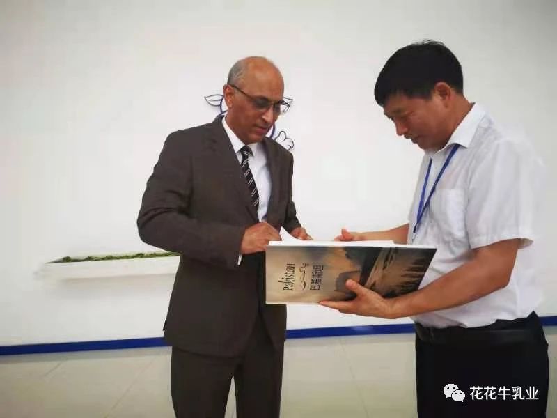 巴基斯坦驻华大使莫因·哈克 莅临B体育在线登录乳业集团参观访问