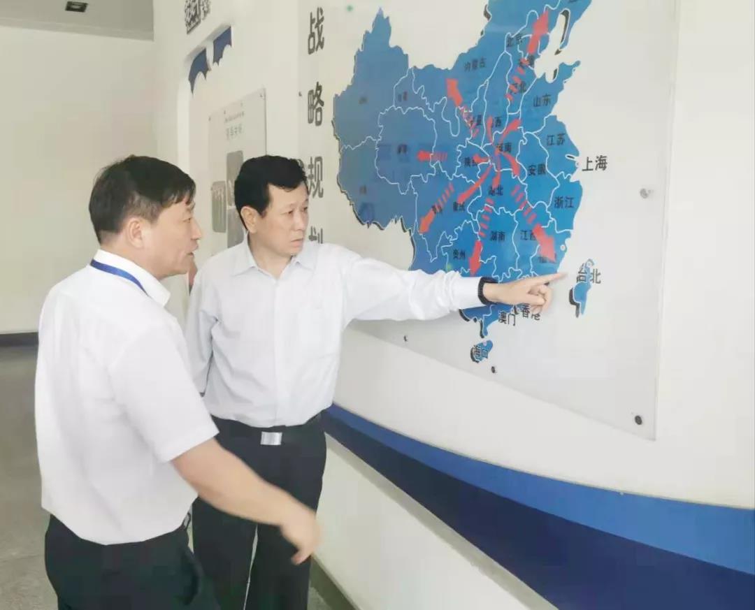 郑州航空港区党工委书记张俊峰莅临郑州B体育在线登录乳制品有限公司调研