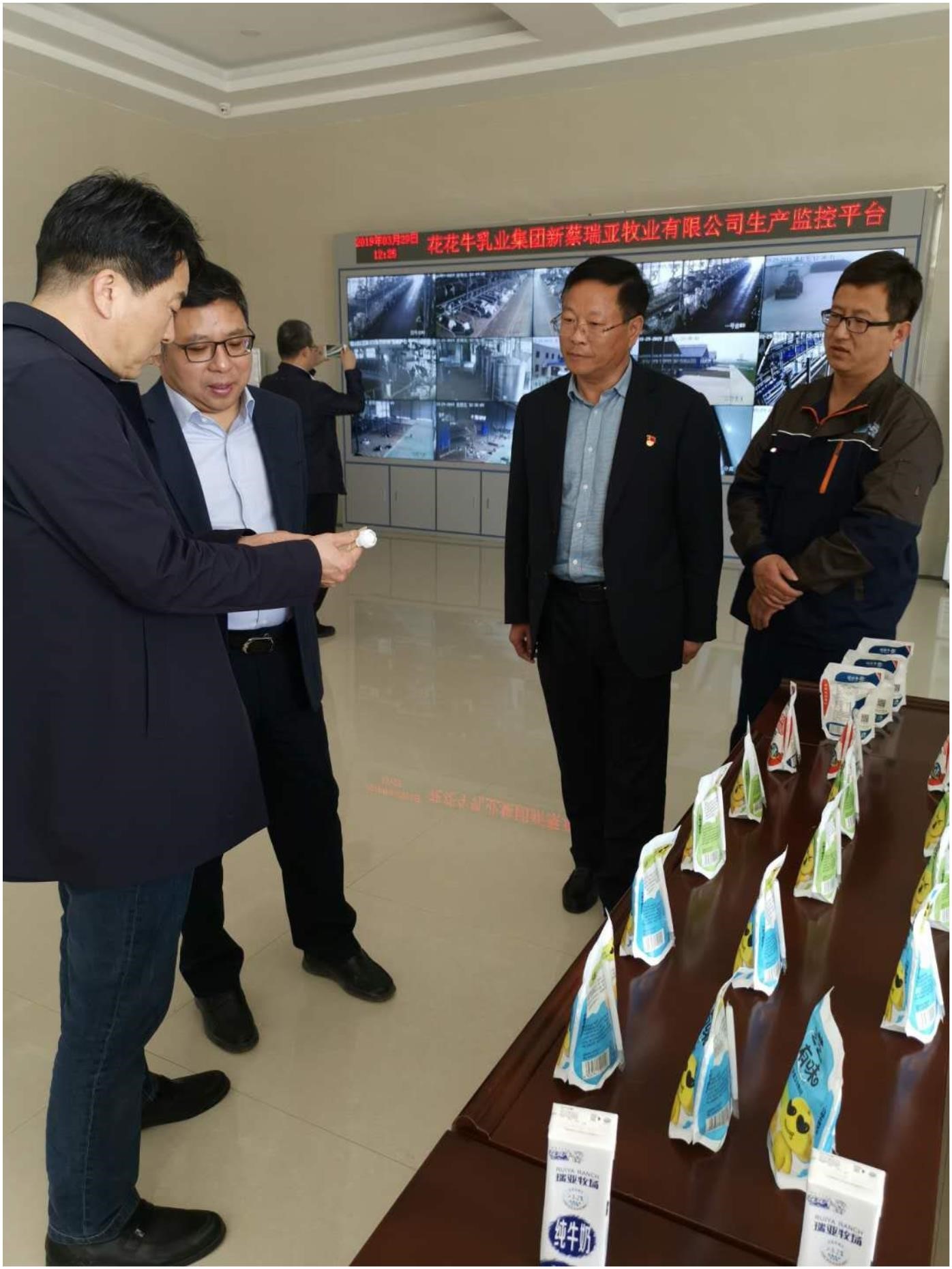 中国建设银行河南省分行行长石永拴 莅临B体育在线登录新蔡瑞亚牧业有限公司考察调研