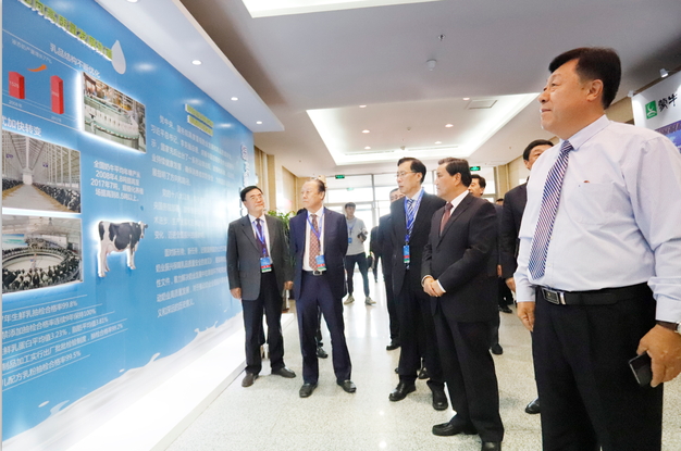 B体育在线登录亮相中国奶业20强呼伦贝尔峰会，共话中国奶业振兴！