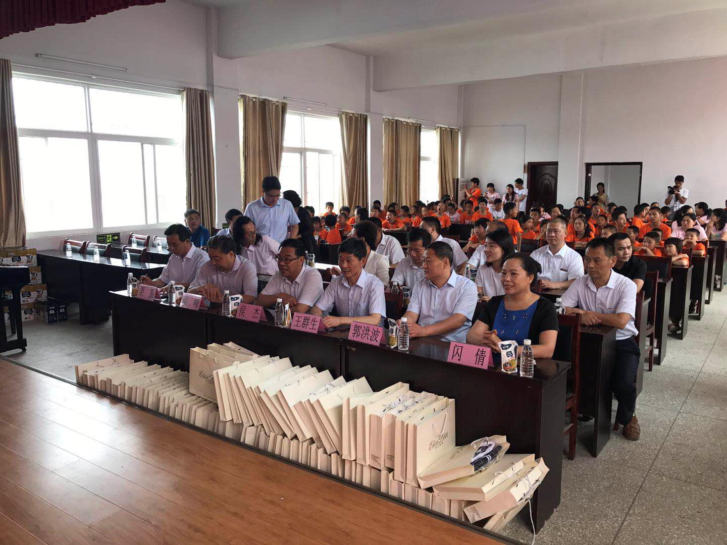 “关爱特殊儿童，让爱洒满人间—B体育在线登录乳业集团2018中国小康牛奶行动” 公益助学泌阳捐赠仪式