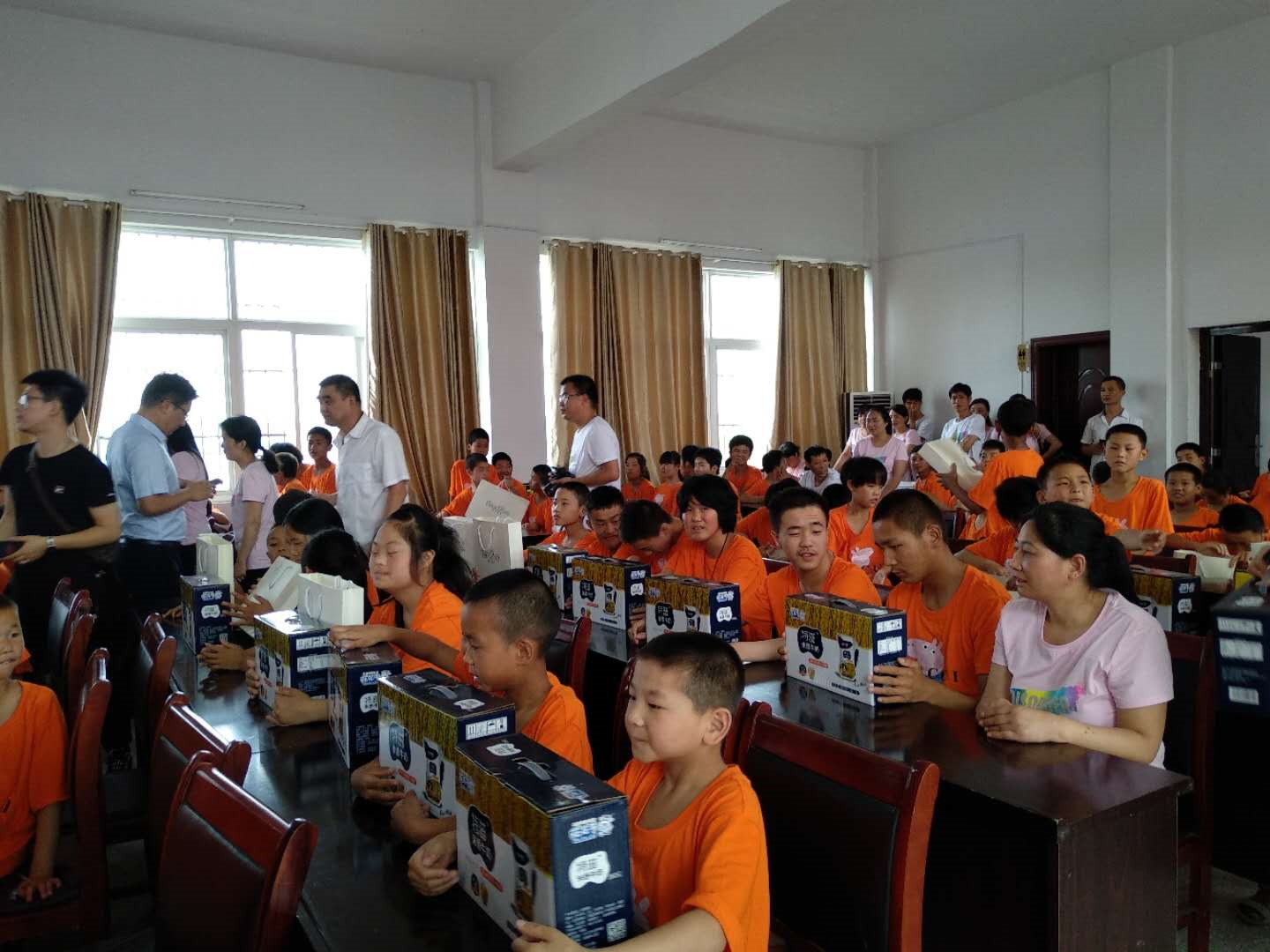 “关爱特殊儿童，让爱洒满人间—B体育在线登录乳业集团2018中国小康牛奶行动” 公益助学泌阳捐赠仪式