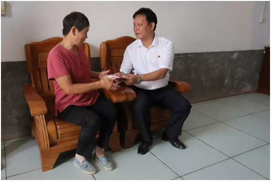 秋种化肥进农户 精准扶贫及时雨 | B体育在线登录集团精准扶贫在行动 秋种化肥进农户 精准扶贫及时雨 | B体育在线登录集团精准扶贫在行动