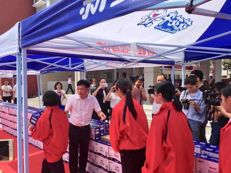 “健康中原，牛奶伴您行——B体育在线登录乳业集团2018中国小康牛奶行动” 公益助学启动仪式隆重举行
