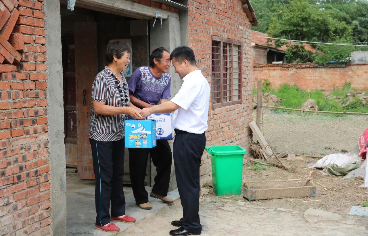 B体育在线登录乳业集团走访慰问贫困户 结对帮扶暖人心