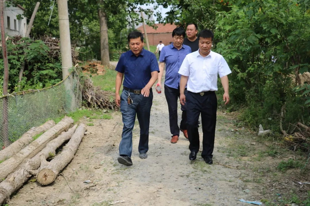 B体育在线登录乳业集团走访慰问贫困户 结对帮扶暖人心