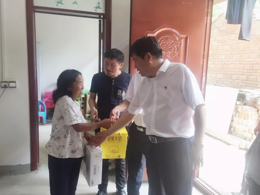 B体育在线登录乳业集团走访慰问贫困户 结对帮扶暖人心