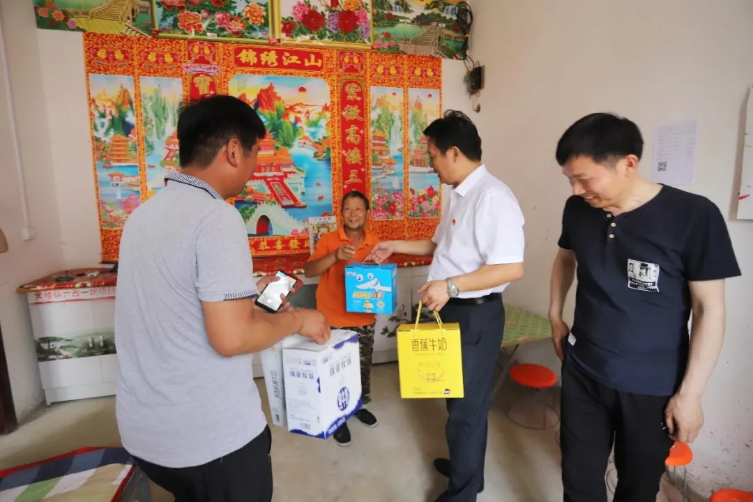 B体育在线登录乳业集团走访慰问贫困户 结对帮扶暖人心