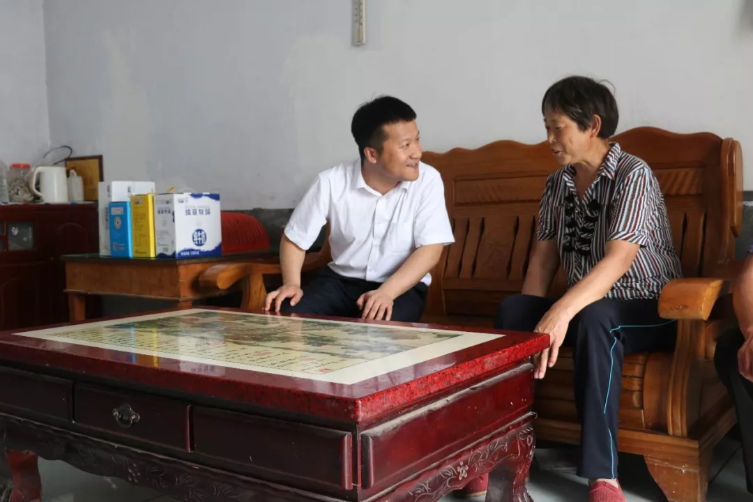 B体育在线登录乳业集团走访慰问贫困户 结对帮扶暖人心