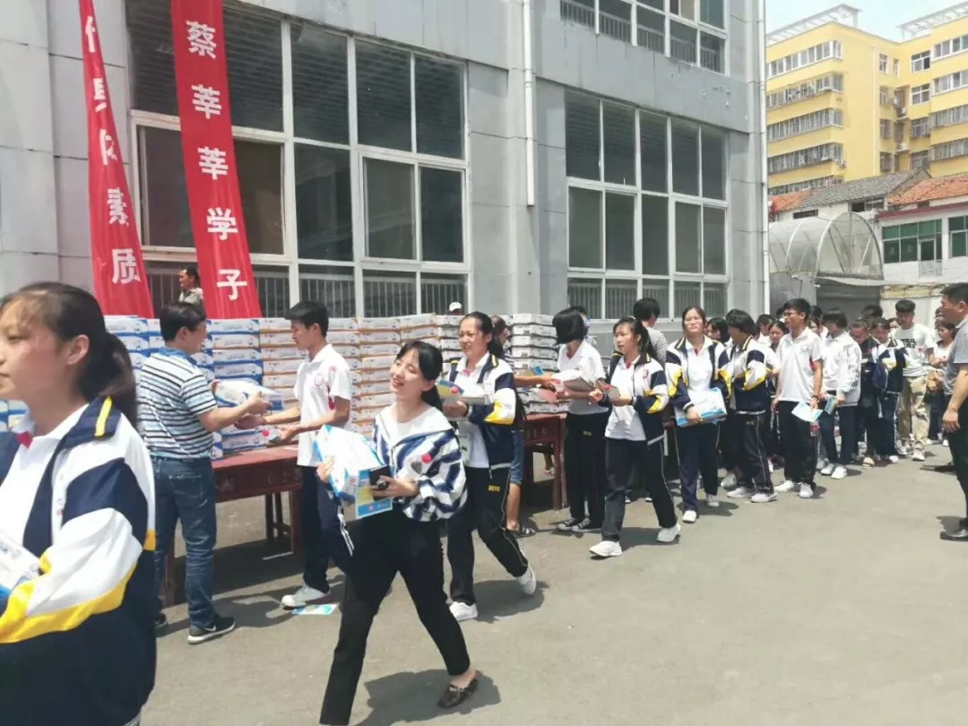 B体育在线登录|捐助教育100万元！做公益，我们是认真的！