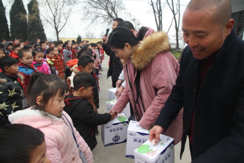 B体育在线登录精准扶贫暖冬公益行走进登封市刘家沟