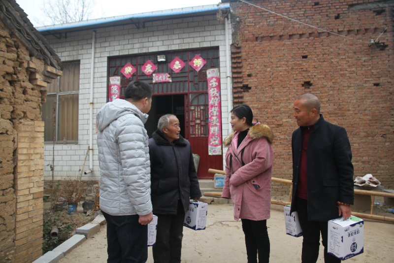 B体育在线登录精准扶贫暖冬公益行走进登封市刘家沟