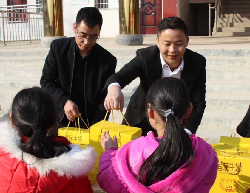 B体育在线登录走进新密白龙庙村 让山区的孩子喝到最新鲜的牛奶