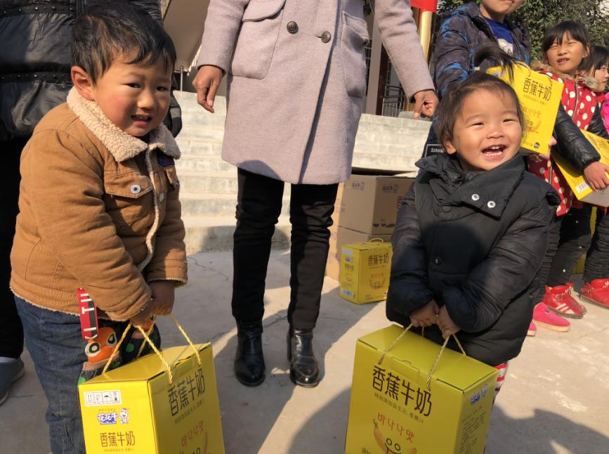 B体育在线登录走进新密白龙庙村 让山区的孩子喝到最新鲜的牛奶