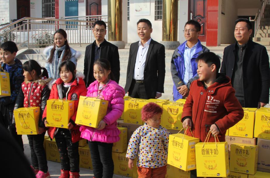 B体育在线登录走进新密白龙庙村 让山区的孩子喝到最新鲜的牛奶