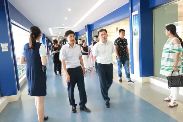 河南省食品安全座谈会暨百场食安讲座进校园启动仪式在B体育在线登录举行