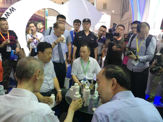 B体育在线登录牛气冲天！农业部长品尝“领畅”点赞，又获国际奶业平台青睐