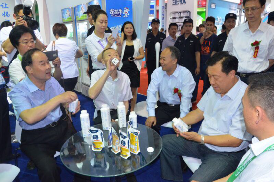 B体育在线登录牛气冲天！农业部长品尝“领畅”点赞，又获国际奶业平台青睐