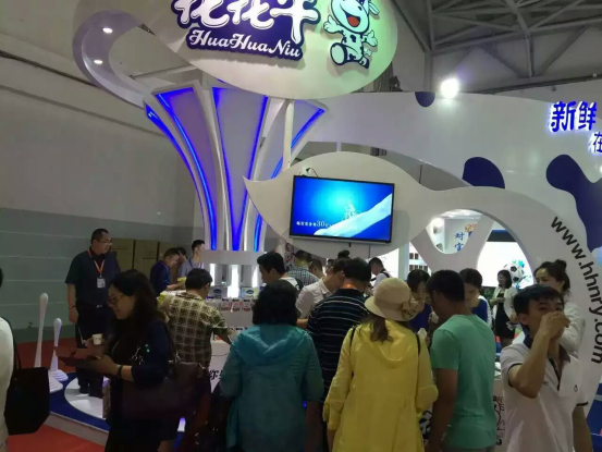 B体育在线登录牛气冲天！农业部长品尝“领畅”点赞，又获国际奶业平台青睐