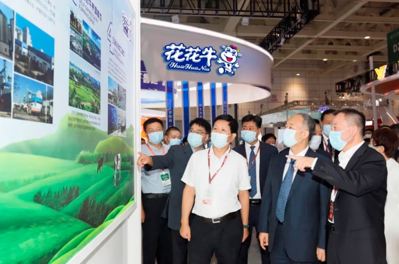 第十三届奶业大会暨D20峰会在泉城济南召开 | B体育在线登录乳业荣膺“优 秀乳品加工企业”