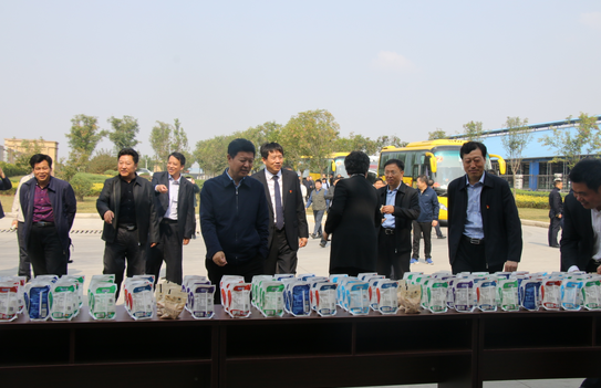 河南省农牧业产业扶贫工作观摩团莅临B体育在线登录集团·鲁山瑞亚牧业有限公司参观考察