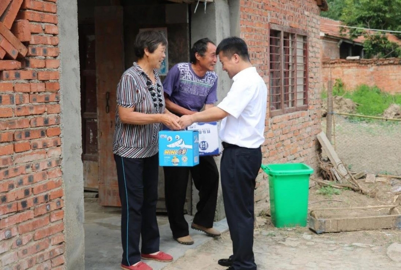 B体育在线登录乳业集团走访慰问贫困户 结对帮扶暖人心