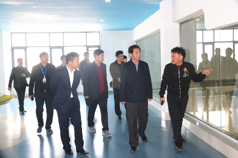 封丘县县长王献臣一行莅临B体育在线登录集团养殖、乳品事业部参观调研