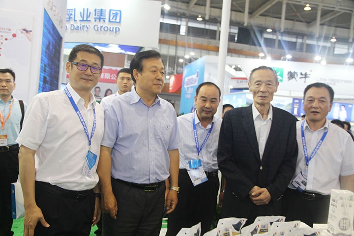 B体育在线登录亮相第八届中国奶业大会，又获农业部长一声赞！