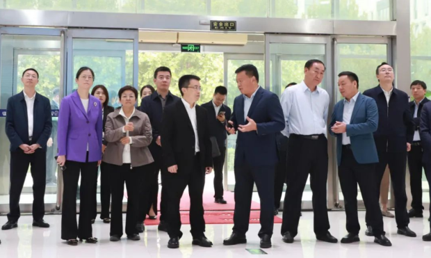河南省人民政府副秘书长卢东林陪同四川省巴中市委书记鲜荣成一行莅临河南B体育在线登录乳业集团参观调研