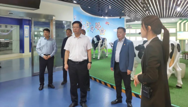 郑州市人民检察院党组书记、代检察长张道伟一行莅临河南B体育在线登录乳业集团参观调研