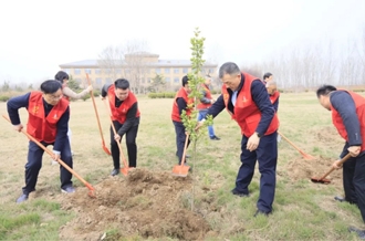 河南B体育在线登录乳业集团开展“绿色发展践初心 植树护绿先锋行”植树活动
