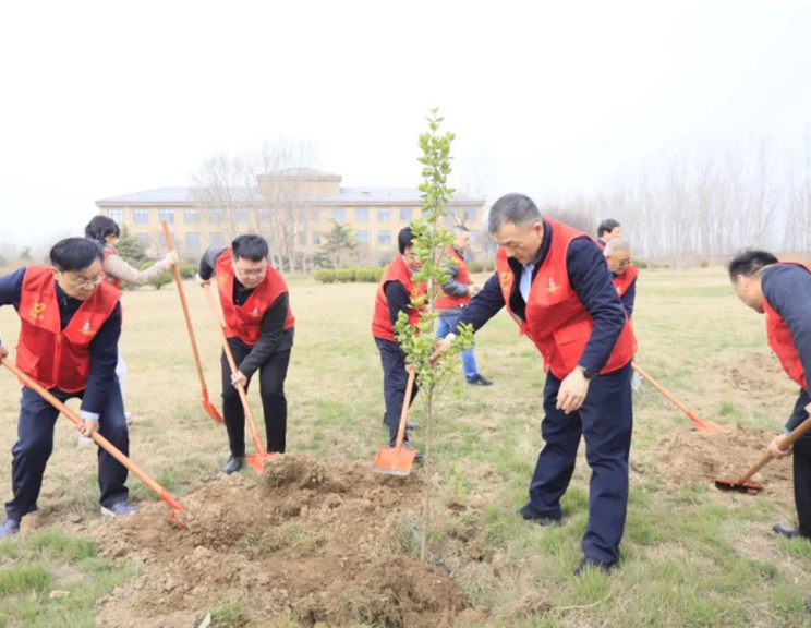 河南B体育在线登录乳业集团开展“绿色发展践初心 植树护绿先锋行”植树活动